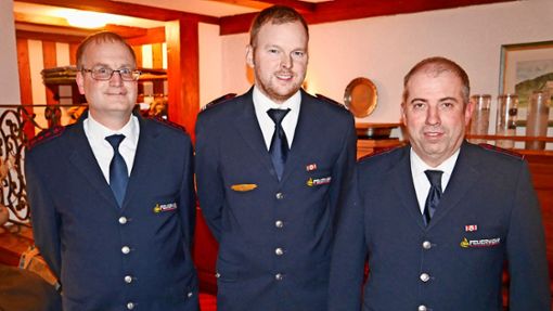 Abteilungskommandant Jan Staiger (Mitte) mit den Feuerwehrmännern Richard Harter (links) und Andreas Haas (rechts), die  beide 2023  alle 21 Feuerwehrproben absolviert haben. Foto: Dorn
