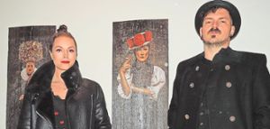 Das Model Kim Klausmann und Jochen Scherzinger von Artwood Black Forest stehen vor Ausstellungsstücken. Foto: Paskal Foto: Schwarzwälder Bote