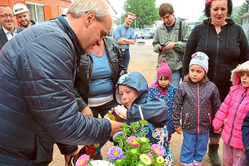 Gemeinsam mit den Kindern befüllte Bürgermeister Matthias Leyn die Zeitkapsel, die in eine Wand des  neuen Kindergarten eingemauert wurde. Fotos: Kunert Foto: Schwarzwälder Bote