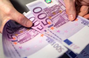 Gemeinsam soll die Gruppe versucht haben, rund 15.000 Euro in 500 Euro-Scheinen in Umlauf zu bringen.  Foto: dpa