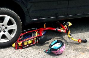 Ein sechsjähriger Junge wurde schwer verletzt, als er unvermittelt vor einem fahrenden VW auf die Straße rannte und von diesem erfasst wurde. (Symbolbild) Foto: Archiv