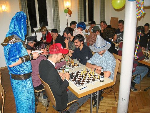 Närrisch verkleidet gehen die Spieler beim Blitzschach-Turnier an den Start. Foto: Schatz Foto: Schwarzwälder-Bote
