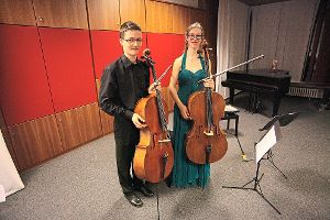 Rebecca Falk und Raphael Zinner erfreuen mit ihrem Cello-Spiel bei Klassik live. Foto: Reutter Foto: Schwarzwälder-Bote
