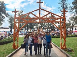 Charlotte Auel (Dritte von links) mit ihrer mexikanischen Gastfamilie in der  geschmückten Stadt Pátzcuaro  Foto: privat