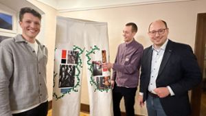 Carl und Hannes Soballa zeigen Oberbürgermeister Christian Ruf ihre moderne Interpretation einer Weißnarrenhose. Foto: Siegmeier