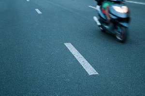 Der Roller-Fahrer kam beim Bremsen zu Fall. Foto: Olga Kovalenko/ Shutterstock