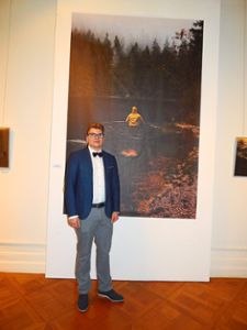 Der 21-jährige Fotograf vor einem seiner Werke Foto: Schwarzwälder Bote