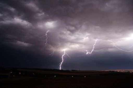 Ein Blitzeinschlag hat am Freitagmorgen für Stromausfälle in Bösingen und Epfendorf gesorgt.  Foto: Pixabay