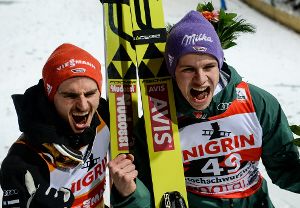 Richard Freitag (links) und Andreas Wellinger aus Deutschland bejubeln den ersten und zweiten Platz. Foto: dpa
