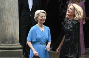Haben gute Laune bei den Bayreuther Festspielen: EU-Kommissionspräsidentin, Ursula von der Leyen (l.) und Schauspielerin Maria Furtwängler. Foto: AFP/CHRISTOF STACHE