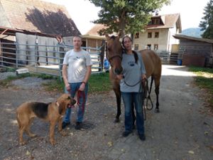 Thomas und Tanja Mandler machen gemeinsam mit Hündin Cuna und Pferd Master eine Pettrailing-Übung.  Foto: Kübler