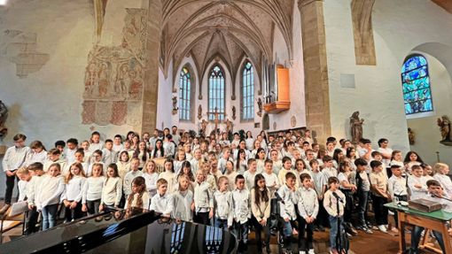 Die Grundschüler sangen in der St. Moriz Kirche. Foto: Högerle