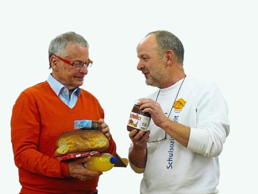 Thomas Jörlitschka (rechts)  bedankte sich bei Eberhard Schwarz mit Geschenken, die an die  Bodenseetour erinnerten.  Foto: Rennig Foto: Schwarzwälder Bote
