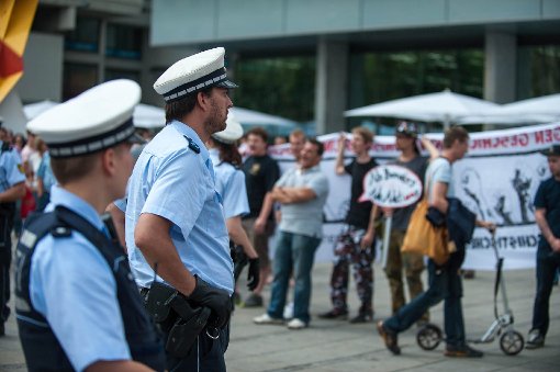 Als die Polizei merkt, dass das Aufgebot für den Einsatz bei der Pax Europa-Demo auf dem Stuttgarter Schlossplatz, zu der Gegendemonstranten gekommen waren, nicht ausreicht, wird Verstärkung angefordert. Ausschreitungen gab es offenbar nicht. Foto: www.7aktuell.de | Florian Gerlach