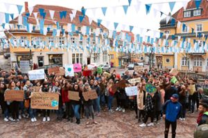 Mit Plakat und Stimme: Rund 200 Jugendliche demonstrieren am Freitag vor dem Rathaus gegen Klimawandel und Handlungsunfähigkeit der Politik. Foto: Wursthorn