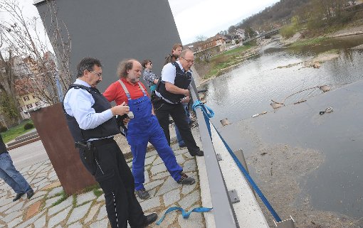 Ein Tierkadaver, der gestern Nachmittag an einem blauen Band im gestauten Neckar oberhalb des Klappwehres hing, rief die Polizei auf den Plan und lockte auch ein paar Schaulustige an.   Foto: Hopp