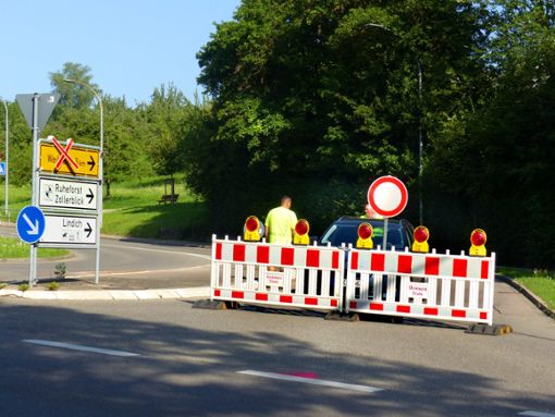 Sechs Wochen ist die Weilheimer Straße wegen Sanierungsarbeiten gesperrt. Stadteinwärts ist die Umleitung über Rangendingen ausgewiesen. Foto: Renner
