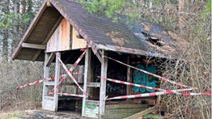 Die Hütte wurde bei dem Brand stark beschädigt. Foto: Menzler