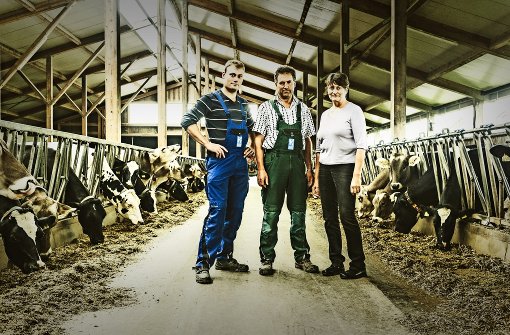 Alexander, Hans und Rita Keller bewirtschaften in Oberschwaben einen Hof mit 230 Milchkühen und 150 Hektar Lan Foto: Andreas Reiner