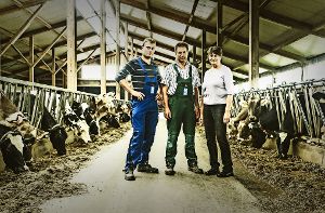 Alexander, Hans und Rita Keller bewirtschaften in Oberschwaben einen Hof mit 230 Milchkühen und 150 Hektar Lan Foto: Andreas Reiner
