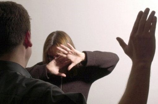 Der Angeklagte habe die Frau wiederholt mit der flachen Hand auf das linke Ohr geschlagen. Symbolbild. Foto: dpa