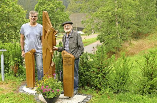 Eine Stele für das Baumgräberfeld auf dem Hammereisenbacher Friedhof hat Bildhauer Wolfgang Kleiser geschaffen. Ortsvorsteher Patrick Hellenschmidt (links) freut sich über die gelungene, ausdrucksstarke Darstellung. Foto: Hartmut Ketterer