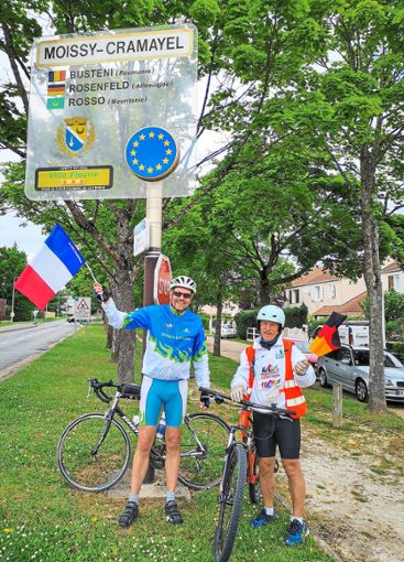 Ankunft in Moissy-Cramayel: 615 anstrengende Kilometer liegen hinter Michael Dihlmann und Marc Garnault. Fotos: privat Foto: Schwarzwälder Bote