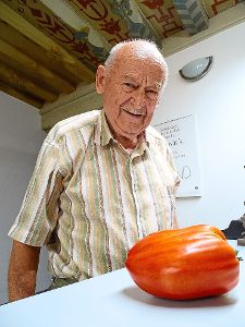 Roter Riese: 640 Gramm wiegt diese Tomate. Foto: Schönfelder Foto: Schwarzwälder-Bote