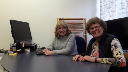 An diesem Computer im Kreisel sitzen heute Annette Wolber und Irene Müller (von links) und geben Einblick in die Vereinsarbeit. Den gleichen Computer nutzen Flüchtlinge, um Bewerbungen zu schreiben und einen Job zu finden. Foto: Jambrek