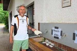 Sigmund Vögtle ärgert sich beim Hüfinger FC-Heim über die mutwilligen Schäden an einem Waschbecken. Foto: Simon Foto: Schwarzwälder Bote