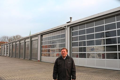 Die Tore bleiben zu: Herbert Noll vor seiner Fahrzeughalle. Foto: Bieger Foto: Schwarzwälder Bote
