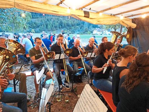 Eine Urlaubs-Not-Besetzung der Trachtenkapelle sorgte unter starker Mitteltäler Beteiligung für Musik. Foto: Haas Foto: Schwarzwälder Bote