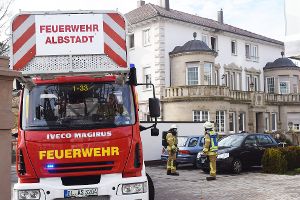 Im zweiten Stock dieses Hauses in der Schillerstraße  hat es am Dienstagvormittag gebrannt. Der Löschzug Ebingen  war mit vier Fahrzeugen und 24 Personen im Einsatz.  Foto: Zelenjuk