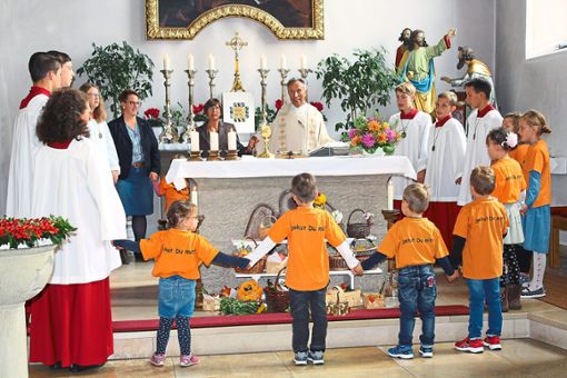 Im Kreis   stehen die Kindergartenkinder mit den Ministranten und dem Pater um den Altar und halten einander an den Händen. In Dormettingen ist am Sonntag Erntedank gefeiert worden.  Foto: Dillmann Foto: Schwarzwälder Bote