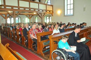 Bestens gefüllt ist die Biesinger Kirche zum Festgottesdienst, den Pfarrer Dirk Hasselbeck (rechts vorne)  feierte. Foto: Klatt Foto: Schwarzwälder Bote