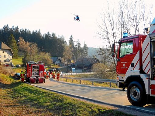 Lebensgefährlich verletzt wird ein Autofahrer bei einem schweren Unfall auf der L109 am Rotenberg in Schonach. Foto: Feuerwehr