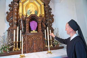 Schwester Annjetta entzündet eine Kerze im Schönstattheiligtum. Foto: Engelhardt Foto: Schwarzwälder Bote