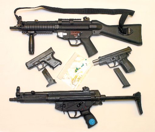 Softair-Waffen sind von echten  auf den ersten Blick kaum zu unterscheiden.   Foto: Archiv/sb