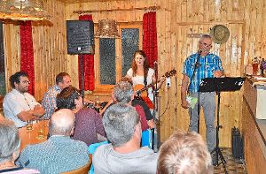 Die Albvereins-Hütte ist vollbesetzt: Peter Fidel und Lena begeistern das Publikum. Foto: Eule Foto: Schwarzwälder-Bote