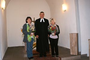 Die neue Pfarramtssekretärin Ulla Klink (von links) wird von Pfarrer Tobias Lehmann begrüßt, während  Ursula Kirn Abschied nimmt. Foto: Privat Foto: Schwarzwälder-Bote