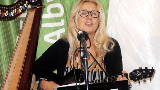 Liedermacherin Claudia Pohel beim Mundartabend. Foto: Weisser