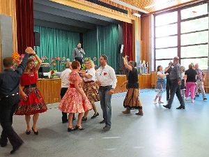 Zahlreiche Tanzpaare nahmen das Angebot eines Workshops der Square Miners Neubulach in der Festhalle wahr.  Foto: Stocker Foto: Schwarzwälder-Bote