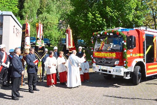 Diakon Erwin Burkhardt weiht das neue Feuerwehrfahrzeug für die Epfendorfer. Fotos: Wagner Foto: Schwarzwälder-Bote