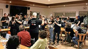 Unter der Leitung von Vorsitzendem Michael Reich eröffnete der Musikverein die Versammlung mit einem musikalischen Auftakt. Foto: Mäntele