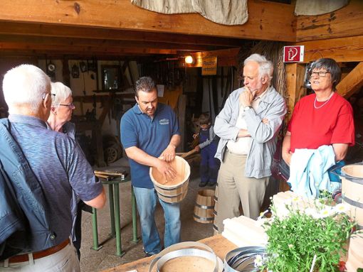 Die Besucher des Aktionstages im Beihinger Heimatmuseum  erfuhren viel Wissenswertes über über das alte Handwerk des Kübelmachens. Foto: Urbschat Foto: Schwarzwälder Bote