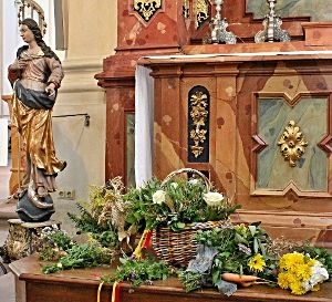 Kräuter und Blumen liegen zur Segnung am Marienaltar in der Kapellenkirche. Foto: Hildebrand Foto: Schwarzwälder-Bote