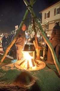Stimmungsvolle Beleuchtung und wärmende Fackelkörbe laden zum Verweilen  bei der Bickelsberger Dorfweihnacht  am vierten Advent ein. Foto: Rauch Foto: Schwarzwälder Bote