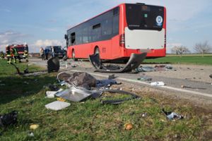 Nach dem schweren Unfall auf der Kreisstraße zwischen Eutingen und Göttelfingen (Kreis Freudenstadt) ist die 37-jährige Verursacherin an den Folgen ihrer schweren Verletzungen gestorben.  Foto: Lück