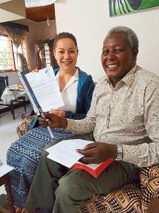 Julia Reich aus Empfingen lernte Pastor Pastor Akyoo Kleopa in Tansania kennen. Foto: Kirche Foto: Schwarzwälder-Bote