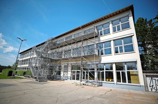 Die Golden-Bühl-Schule in Villingen hat derzeit nur eine provisorische Fluchttreppe. Das wird sich nun ändern. Foto: Marc Eich